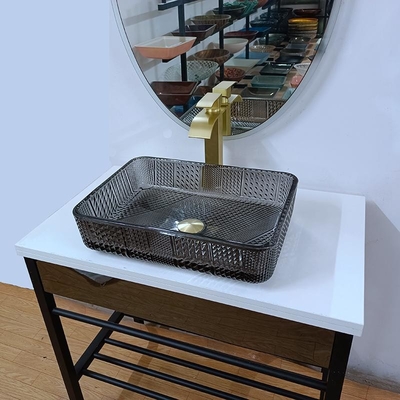 El buque rectangular de cristal hunde el cristal transparente del cuarto de baño profundo negro