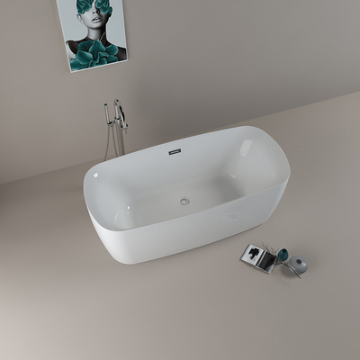 bañera de baño con grifo de forma rectangular